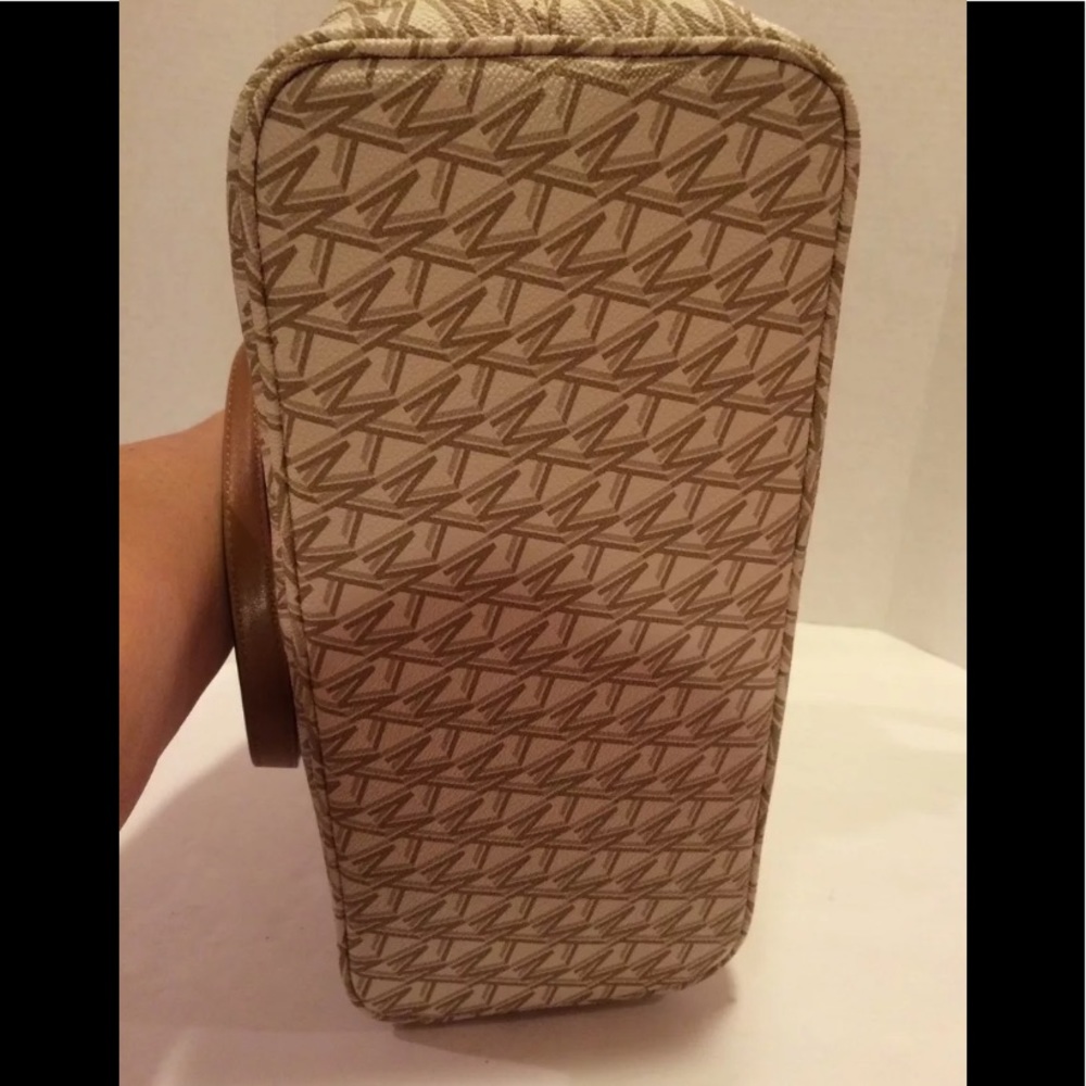 Michael Kors Hayley top zip tote with pouch - Picture 7 of 12
